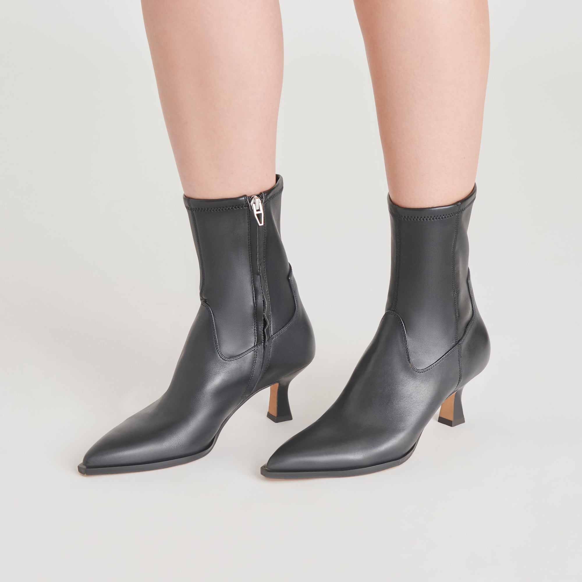DOLCEVITA-BOOTIES_ARYA_BLACKLEATHER_ONFOOT_STANDARD_01-1.jpg