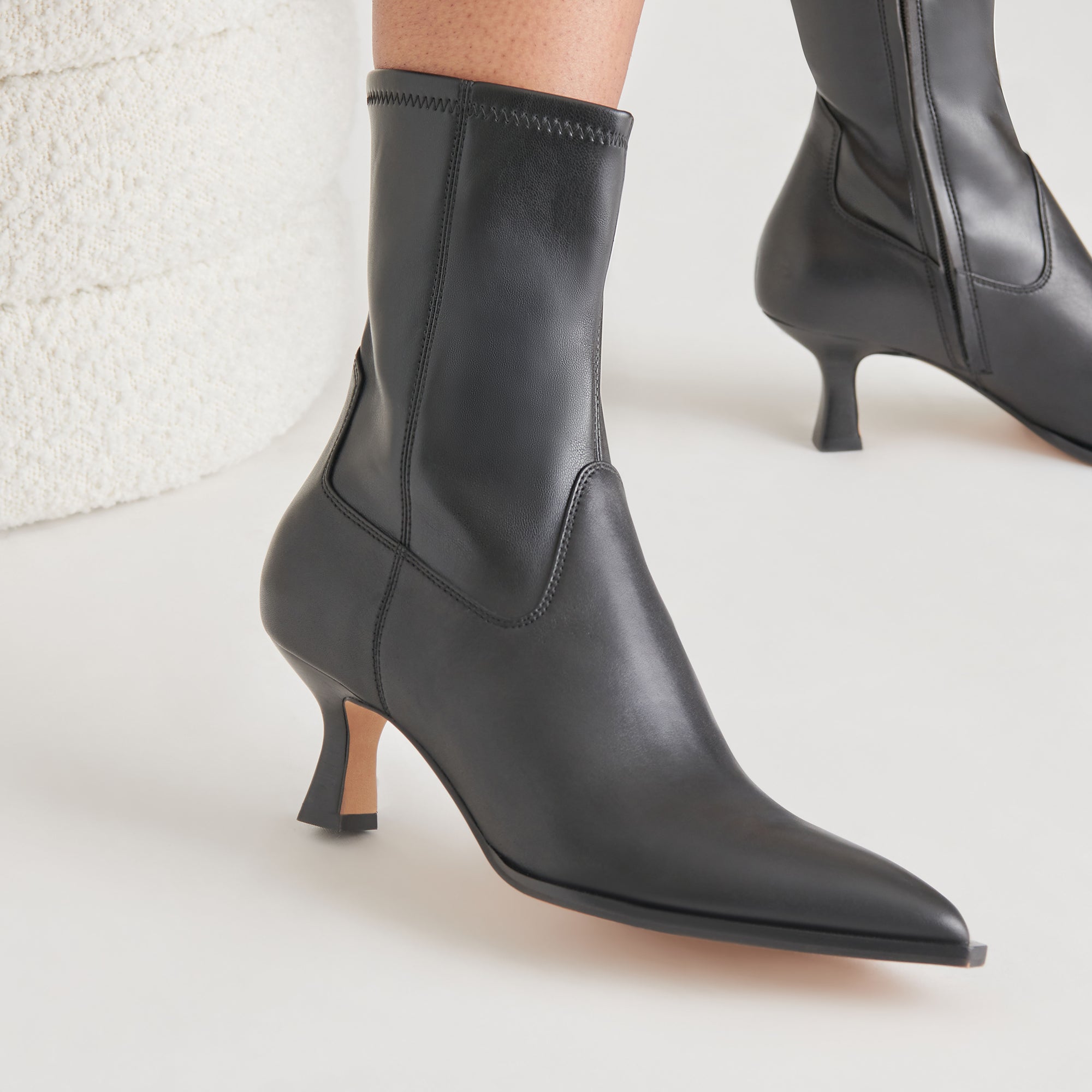 DOLCEVITA-BOOTIES_ARYA_BLACKLEATHER_ONFOOT_WIDE_01_7190ac14-3789-45b0-8548-85f215b0a7fb-1.jpg