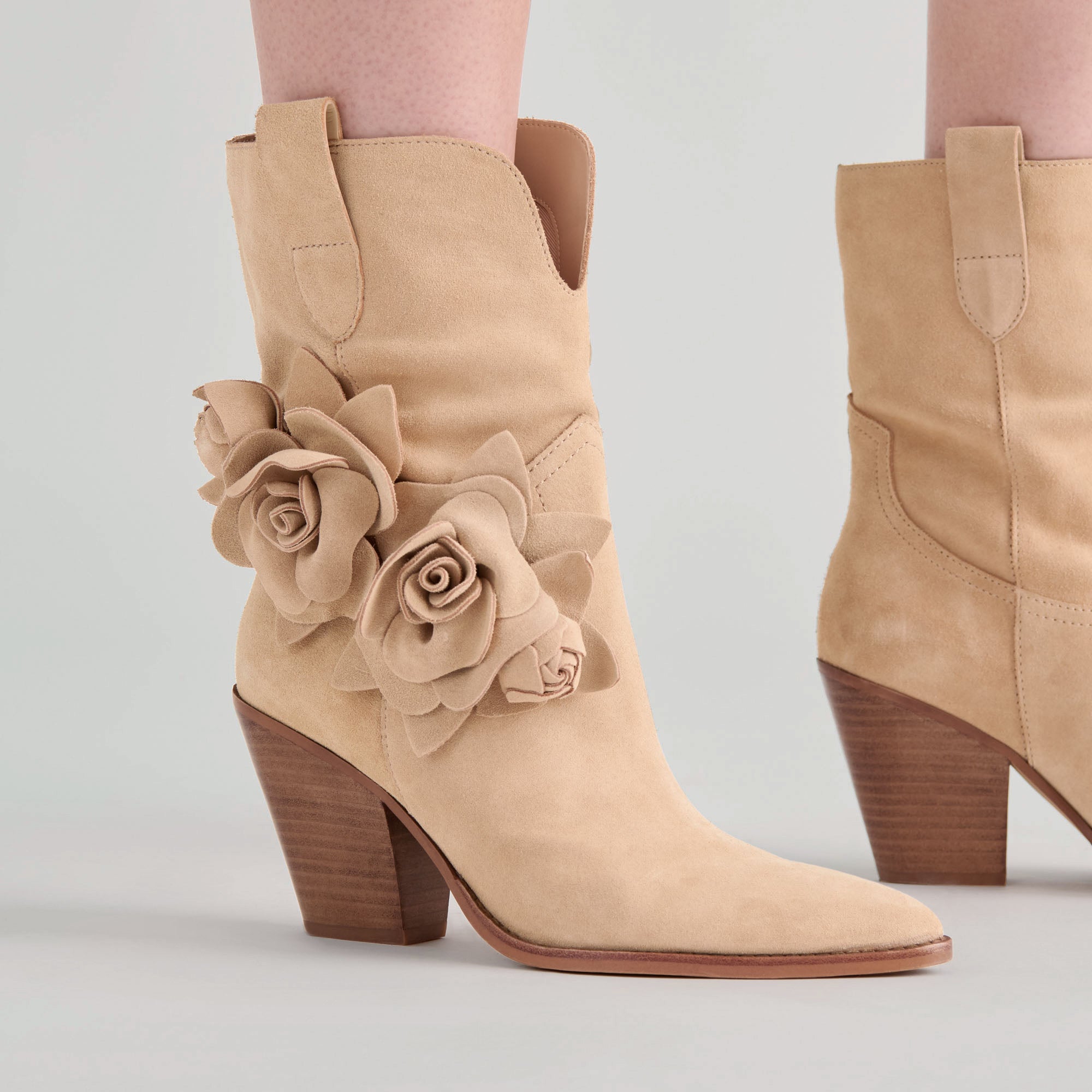 DOLCEVITA-BOOTIES_JAKEL_CAMEL_SUEDE-BOOTS_01_ae723735-5838-4fbb-bd5f-016cc205bd95.jpg