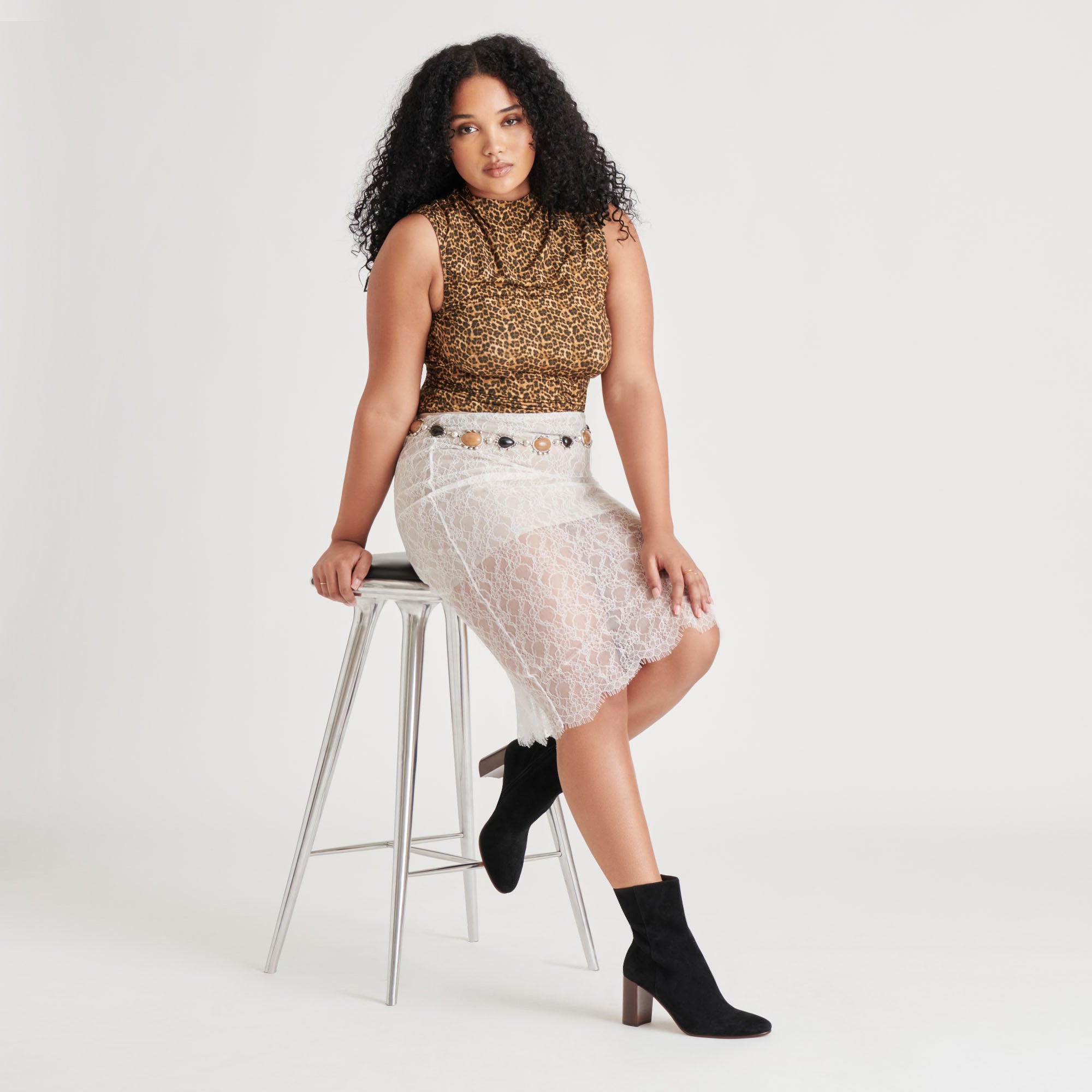DOLCEVITA-BOOTIES_SUZY_ONYXSUEDE_ONFOOT_01.jpg
