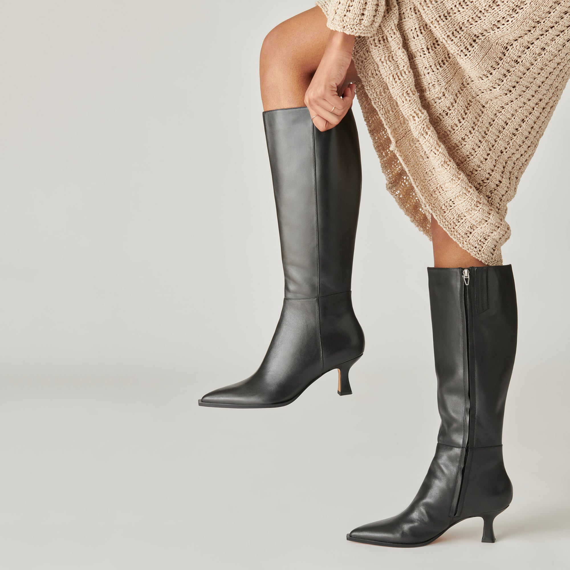 DOLCEVITA-BOOTS_AUGGIE_BLACKLEATHER_ONFOOT.jpg