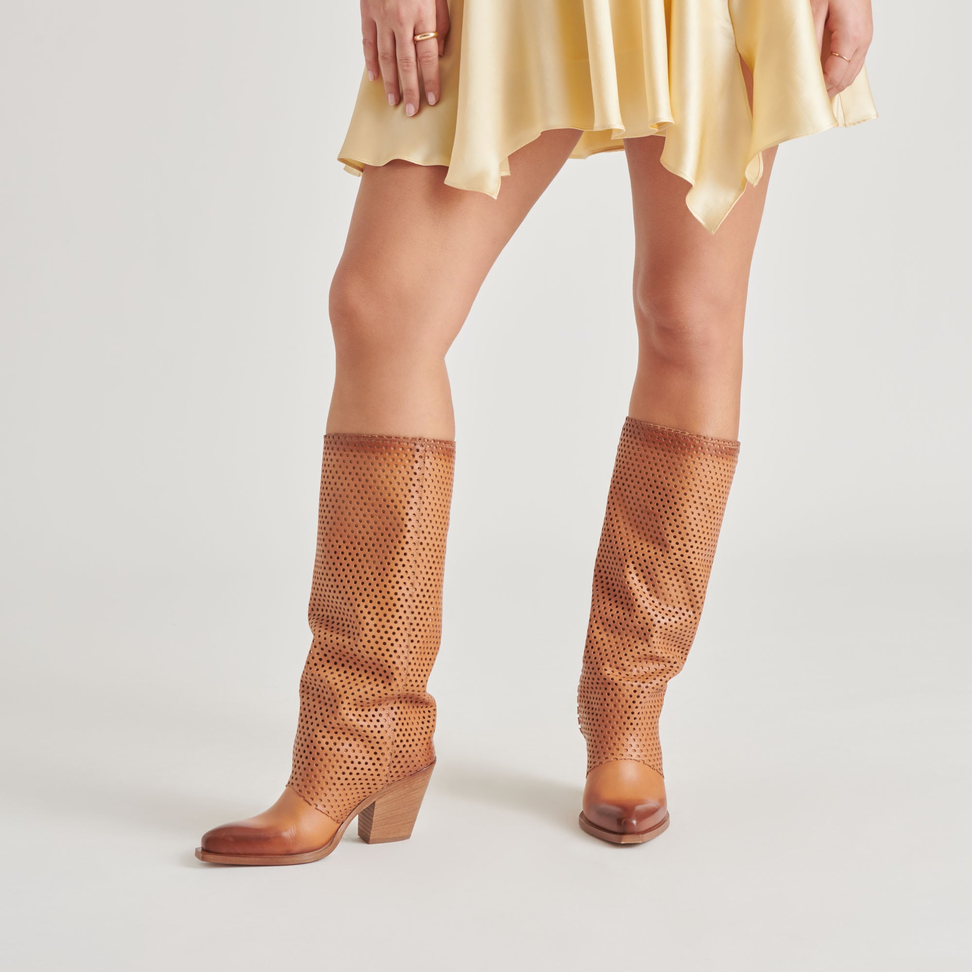 DOLCEVITA-BOOTS_BOONE_COGNAC_LEATHER-ONFOOT_01-1.jpg