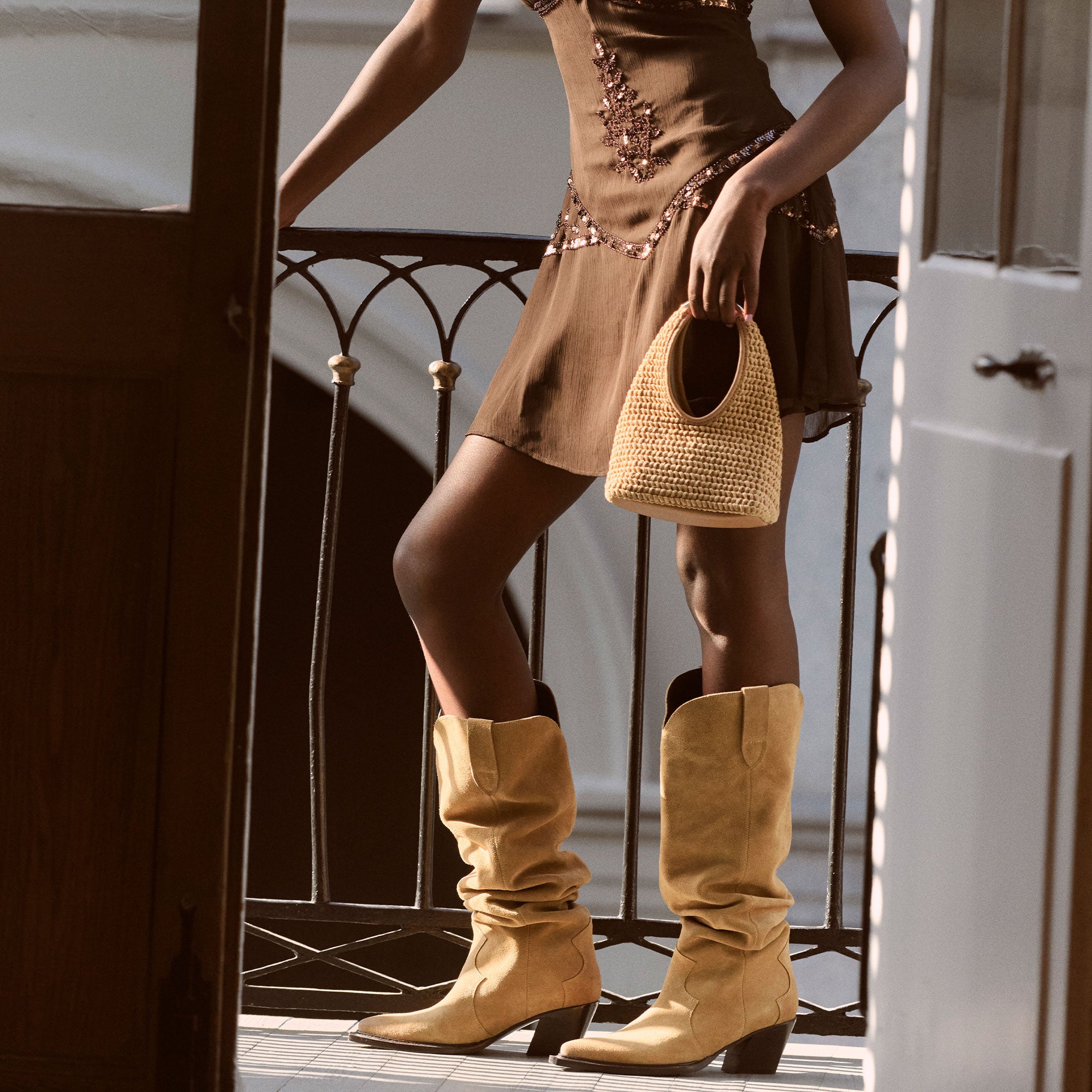 DOLCEVITA-BOOTS_BUCKLY_CAMEL-SUEDE_DOLCEVITA-HANDBAG_EVELISER_NATURAL_1_86bdafee-c592-4b5a-a43c-14324e23a3c1-1.jpg