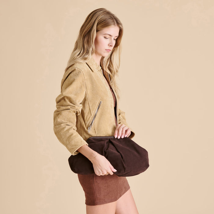 DOLCEVITA-CLUTCH_SAHARA_ESPRESSOSUEDE_2_5ae536fb-f01f-44b8-a0ab-a56776fd63be.jpg