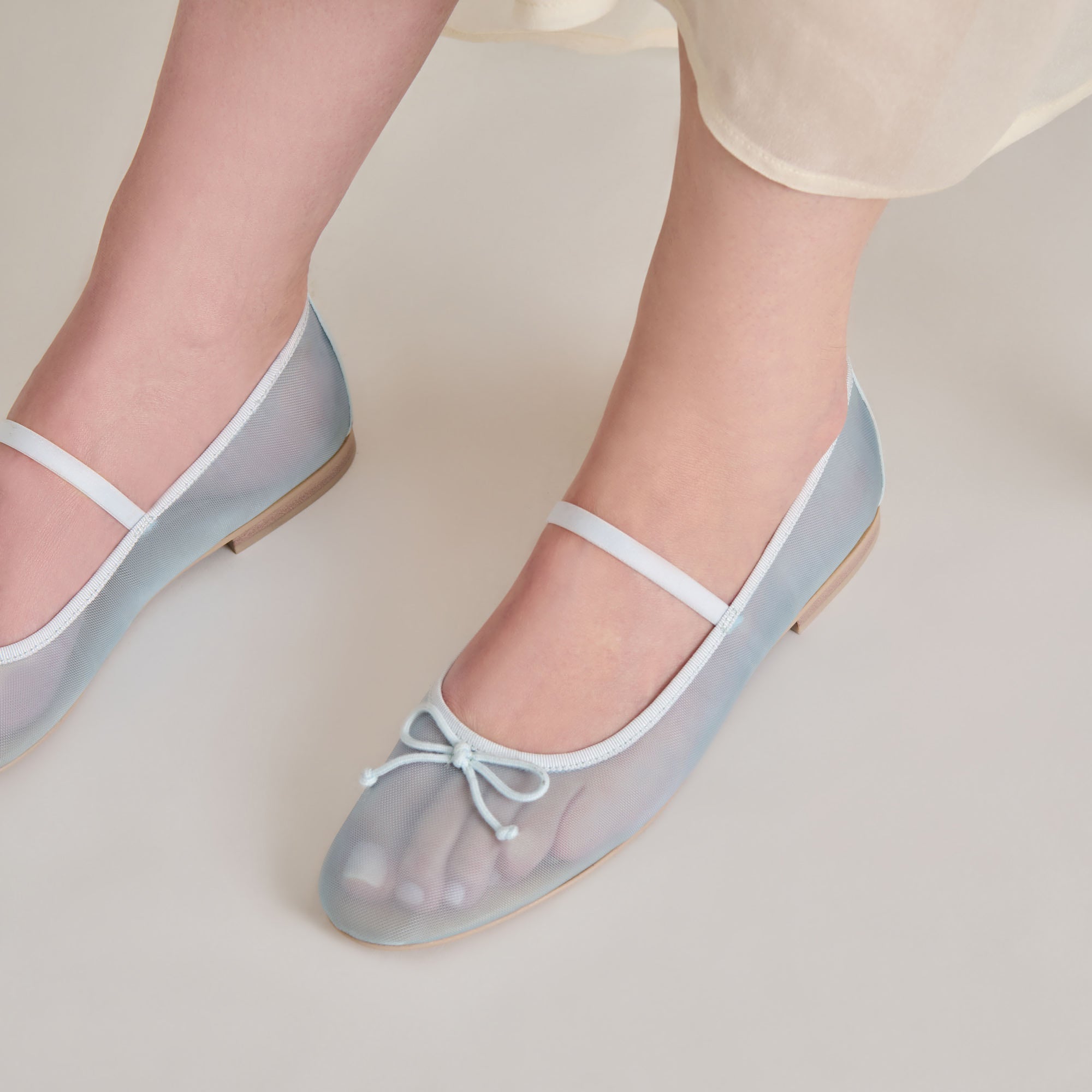 DOLCEVITA-FLATS_CADEL_ICEBLUEMESH-ONFOOT03.jpg