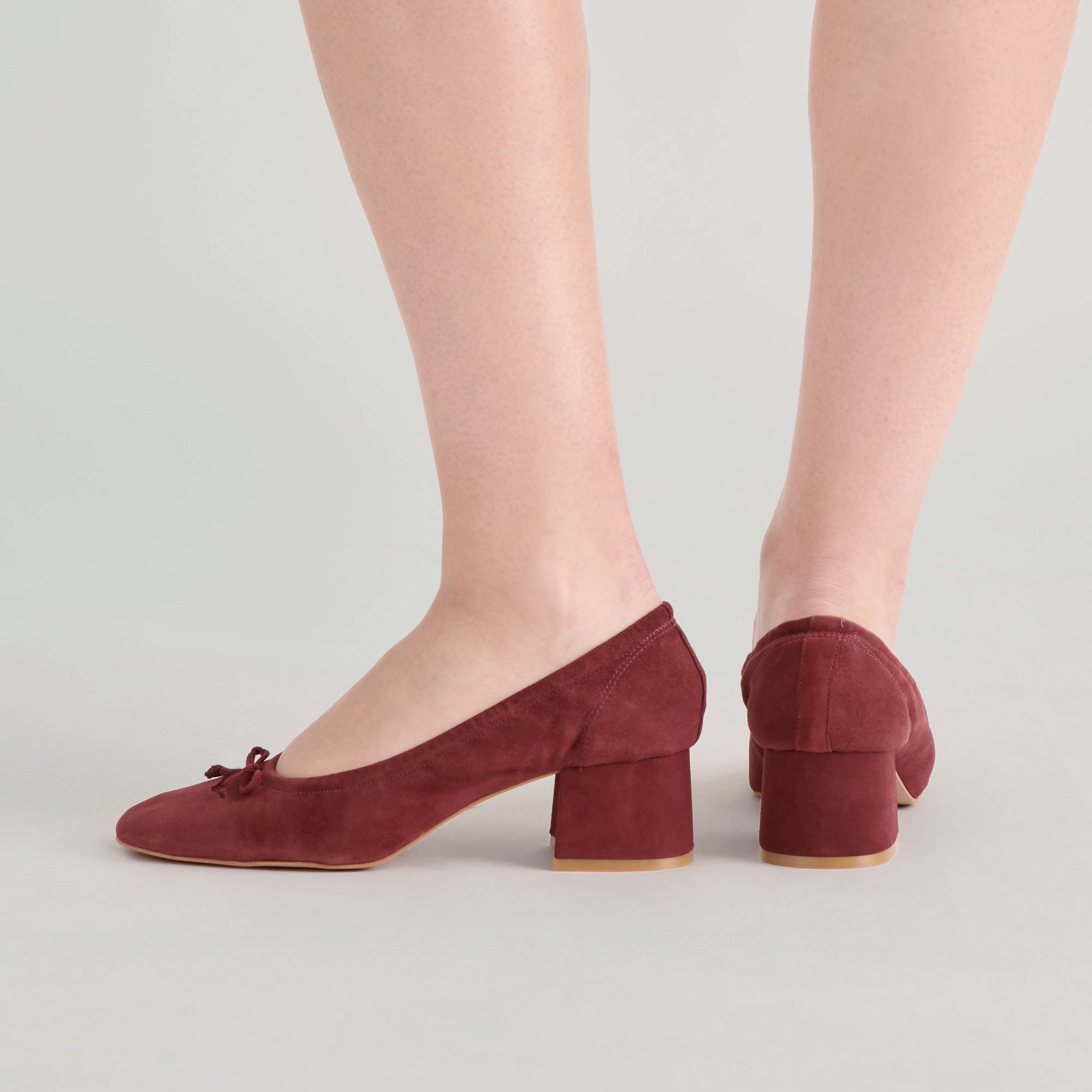 DOLCEVITA-FLATS_KARMIN_BRANDYSUEDE_ONFOOT_01_7958f00e-93b1-436c-8bfc-9f4f207beb23-1.jpg