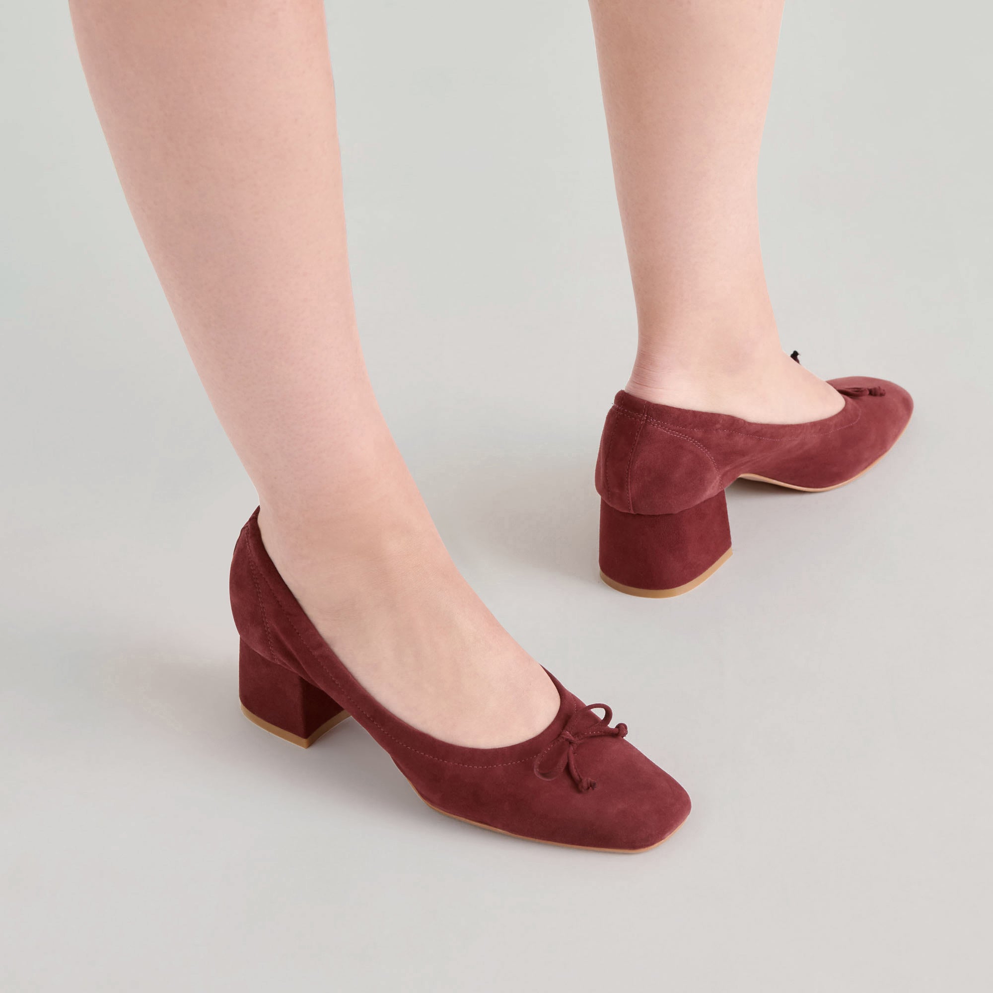 DOLCEVITA-FLATS_KARMIN_BRANDYSUEDE_ONFOOT_02_45947341-7797-4a28-ab2f-531b22f98e55-1.jpg