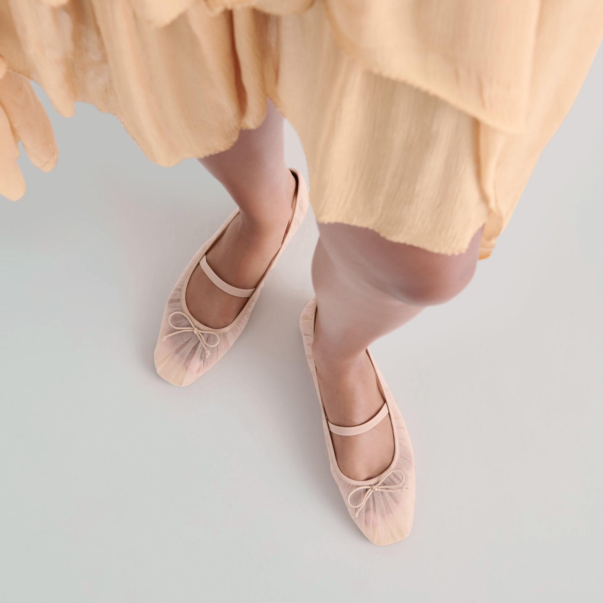 DOLCEVITA-FLATS_RAEVEN_PRALINETULLE_ONFOOT_03.jpg
