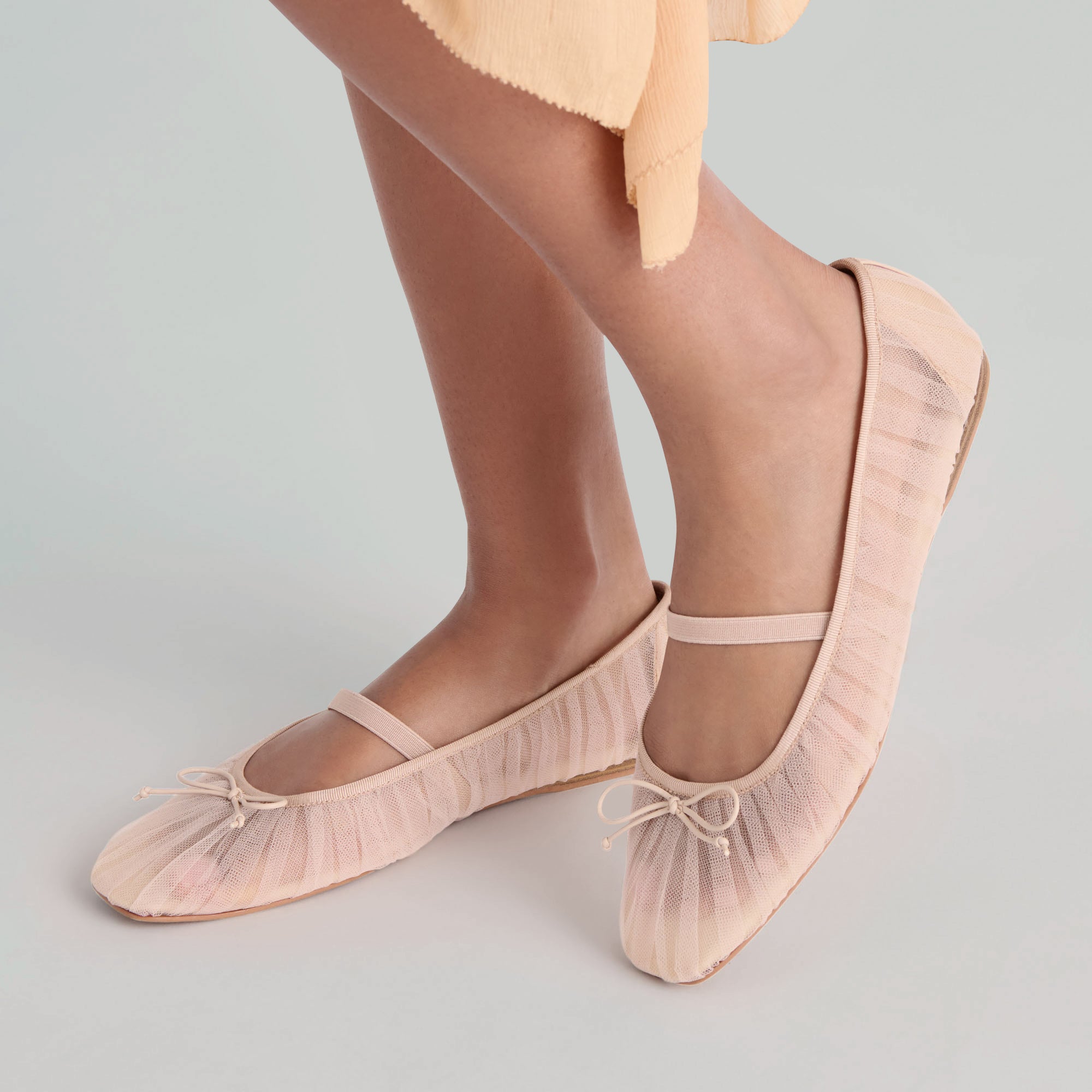 DOLCEVITA-FLATS_RAEVEN_PRALINETULLE_ONFOOT_04.jpg