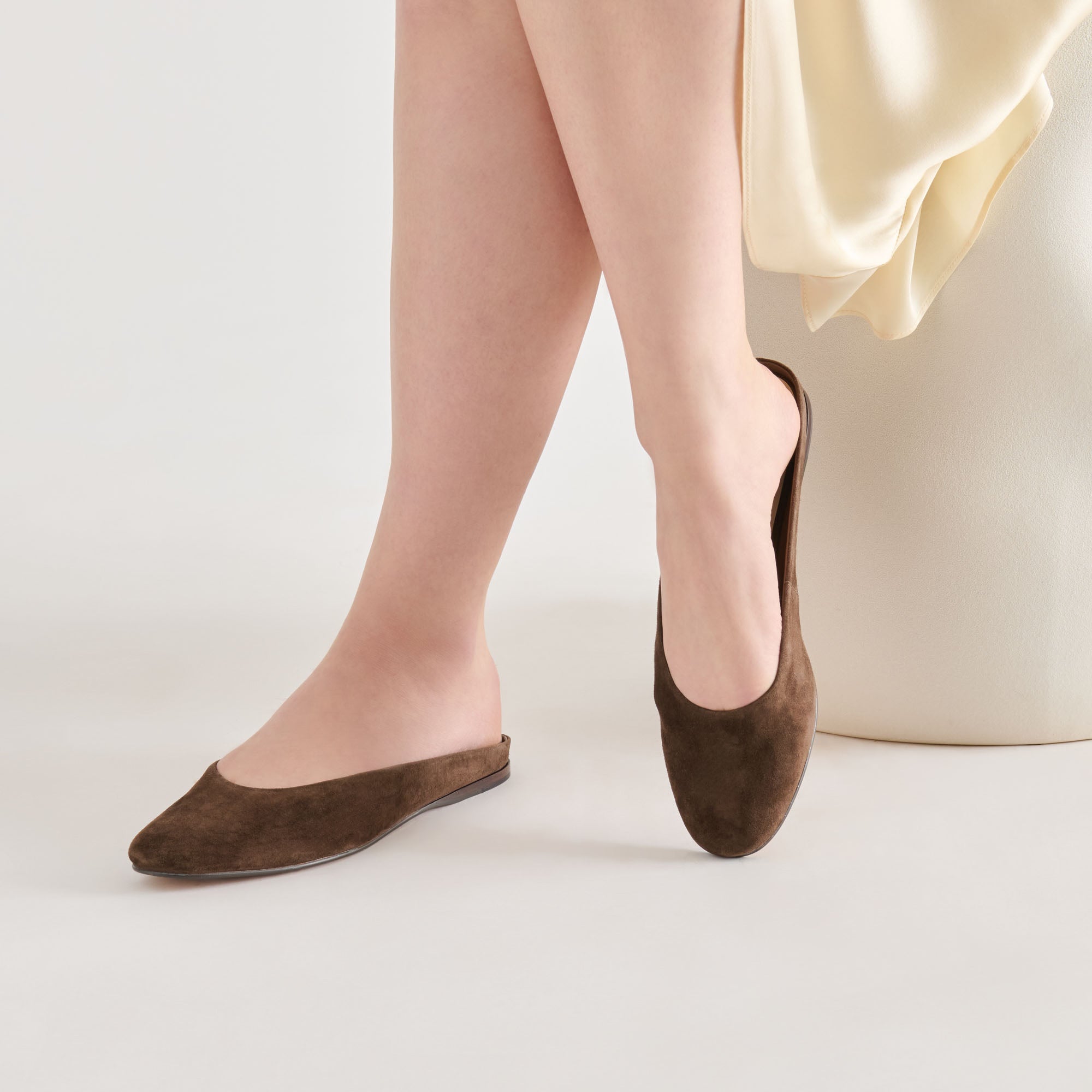 DOLCEVITA-FLAT_EILA_DKBROWNSUEDE_02.jpg