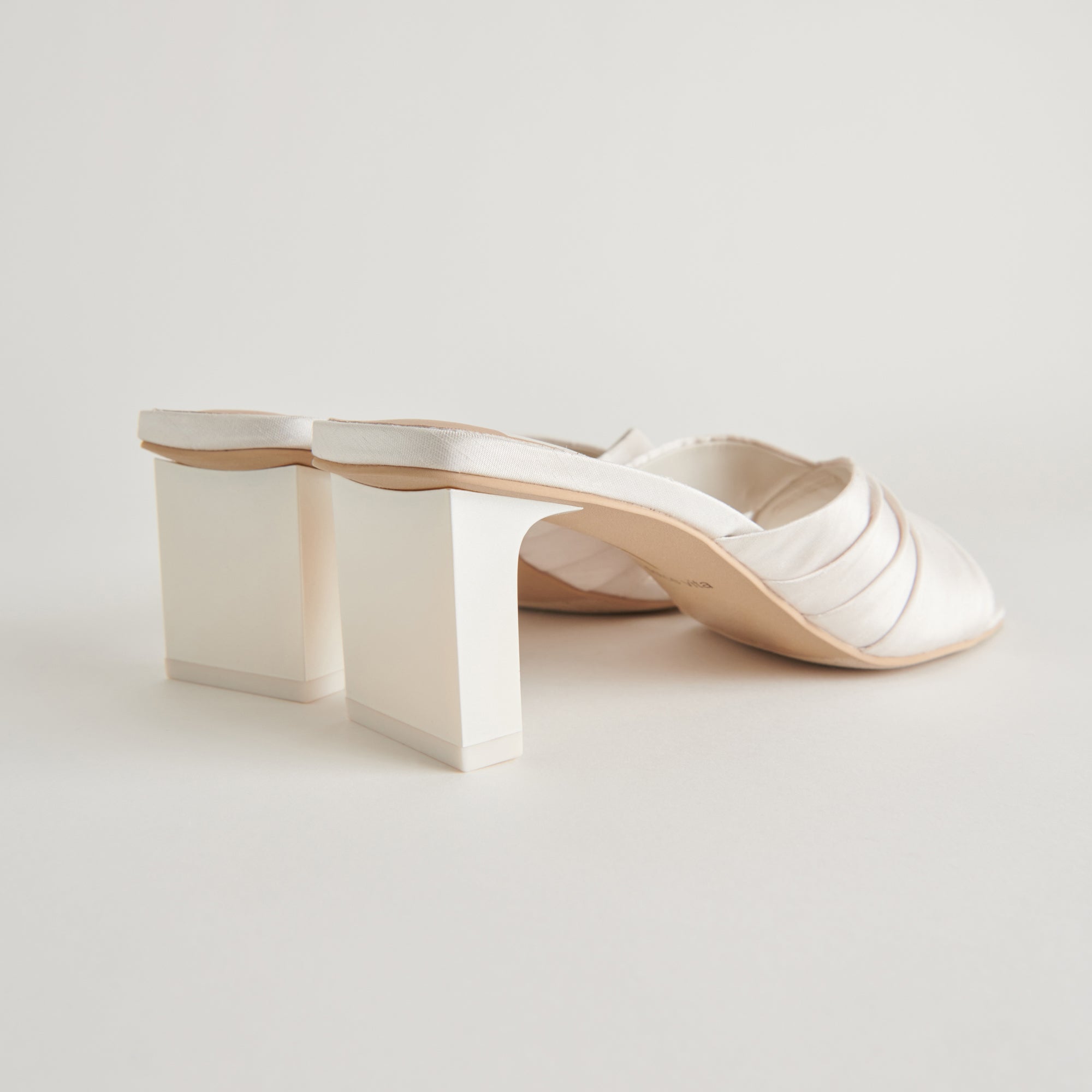 DOLCEVITA-HEELS_CARLAN_OFFWHITESILK_DETAILS-02.jpg