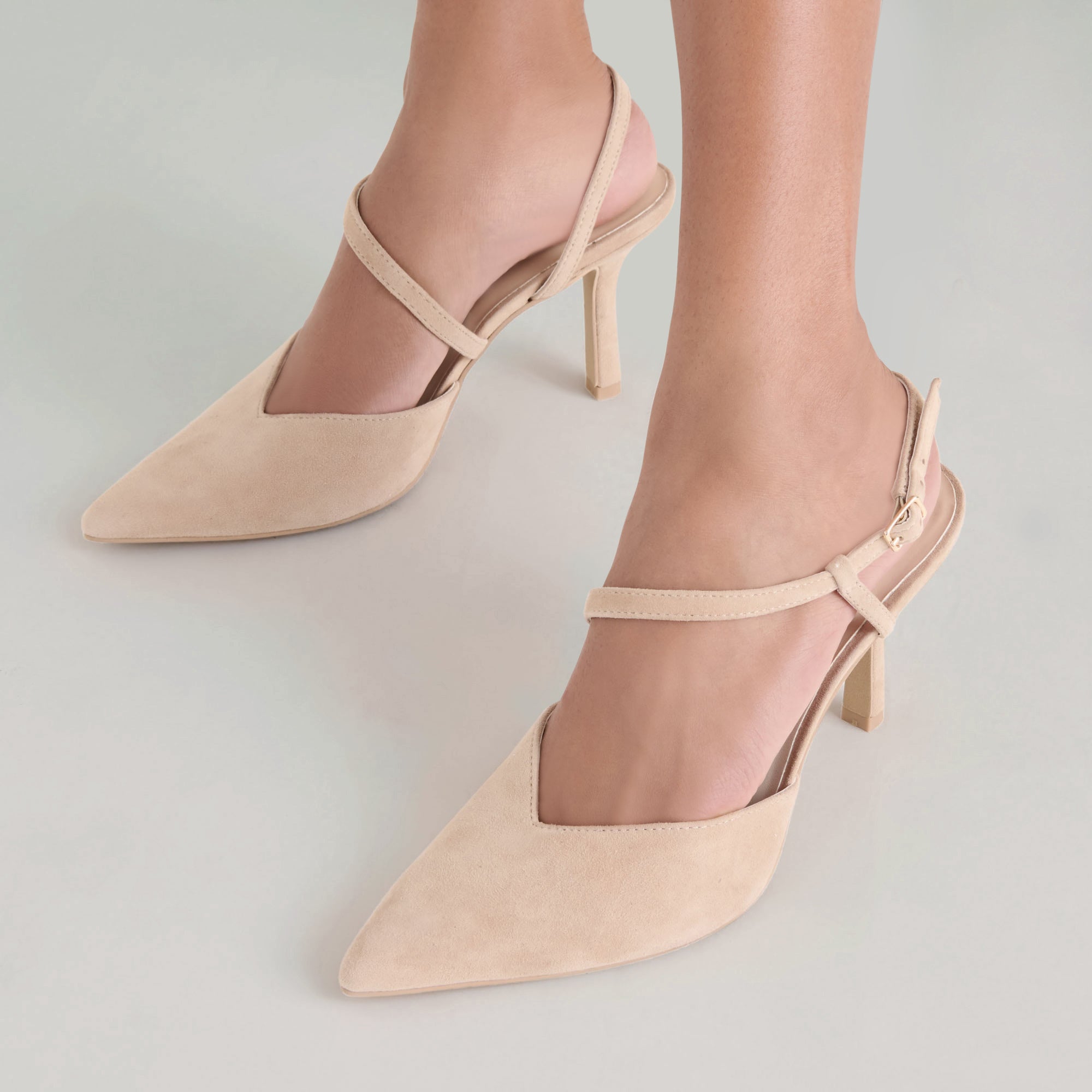 DOLCEVITA-HEELS_KAMRA_CAMEL_SUEDE_ONFOOT_02.jpg