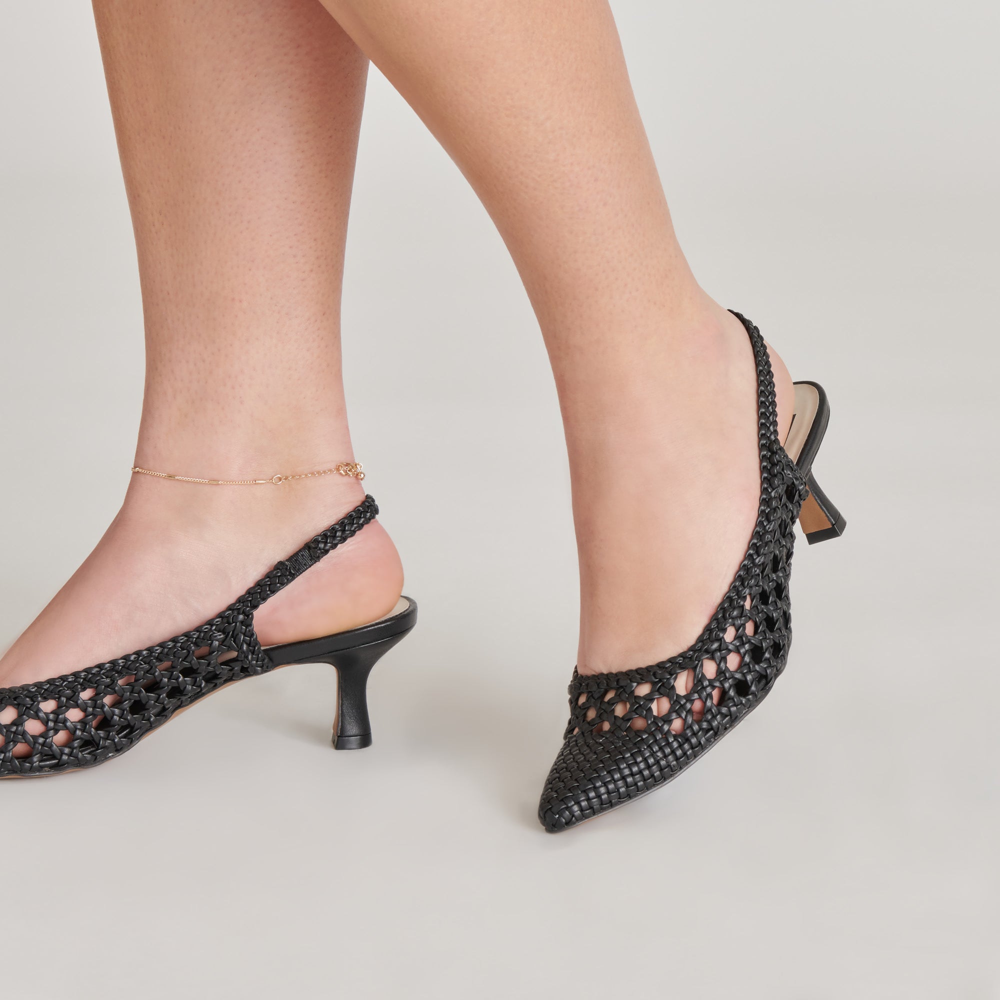 DOLCEVITA-HEELS_OLYMPA_BLACKSTELLA_ONFOOT_1-1.jpg