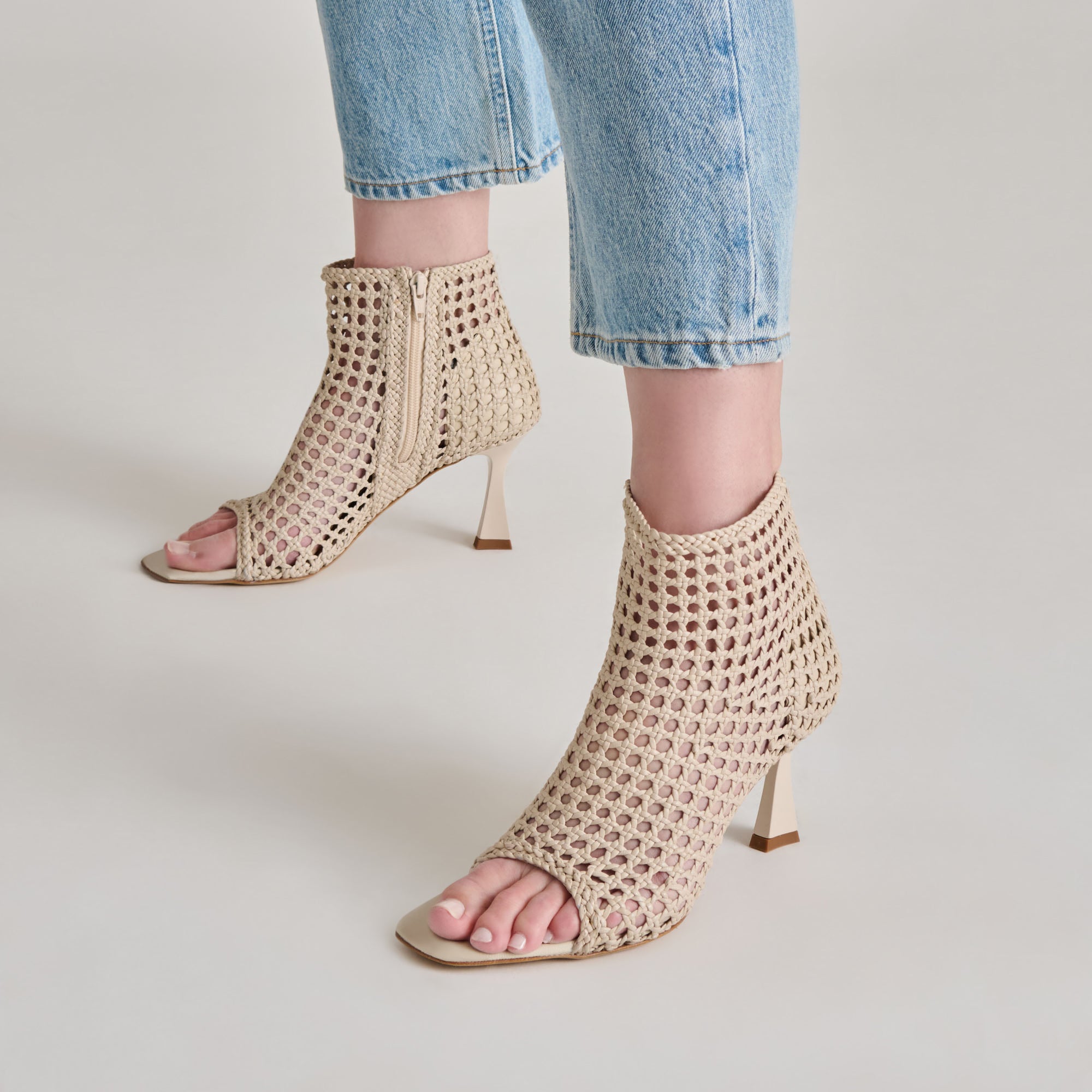 DOLCEVITA-HEELS_QUIN_BONEWOVENLEATHER-ONFOOT_03-1.jpg