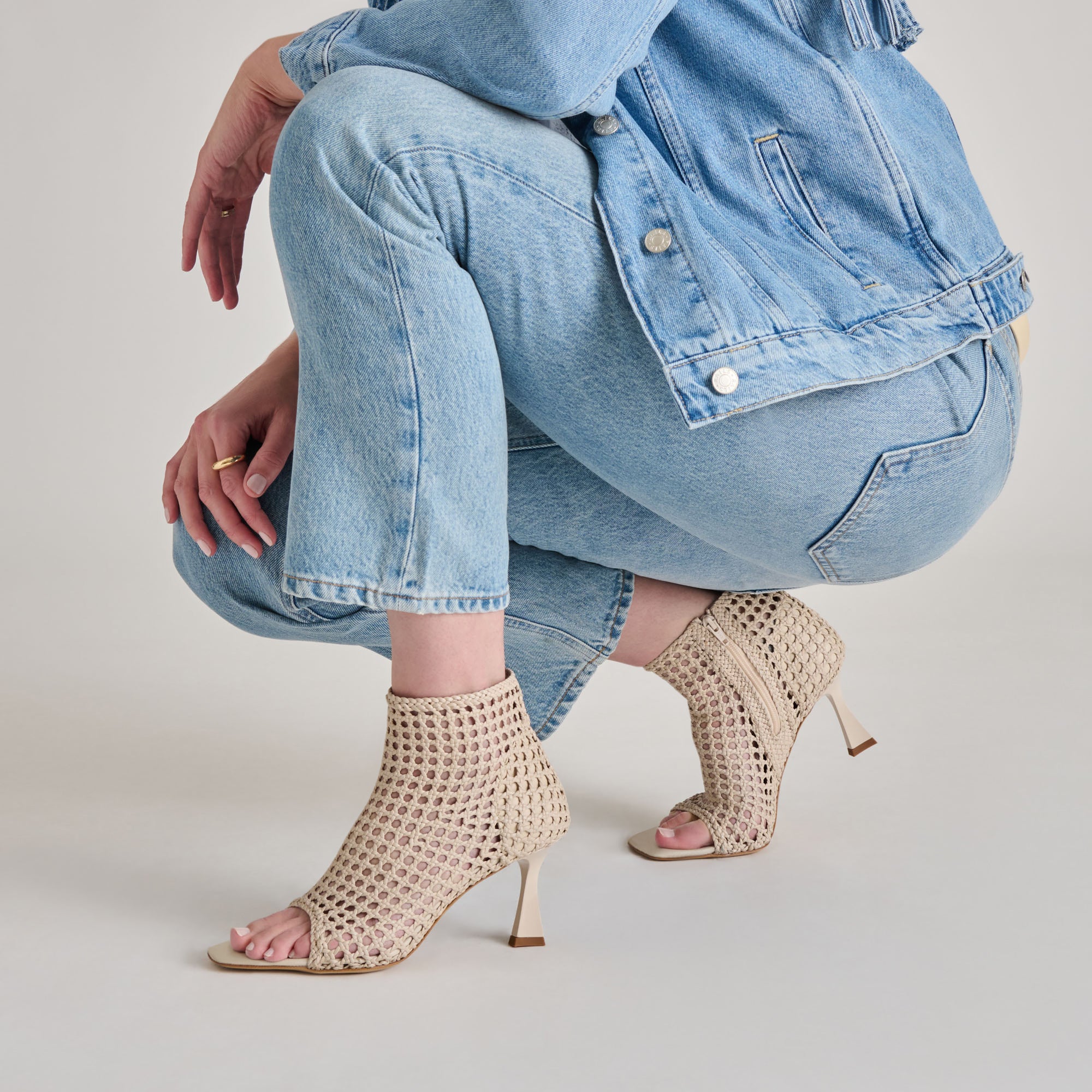 DOLCEVITA-HEELS_QUIN_BONEWOVENLEATHER-ONFOOT_04-1.jpg