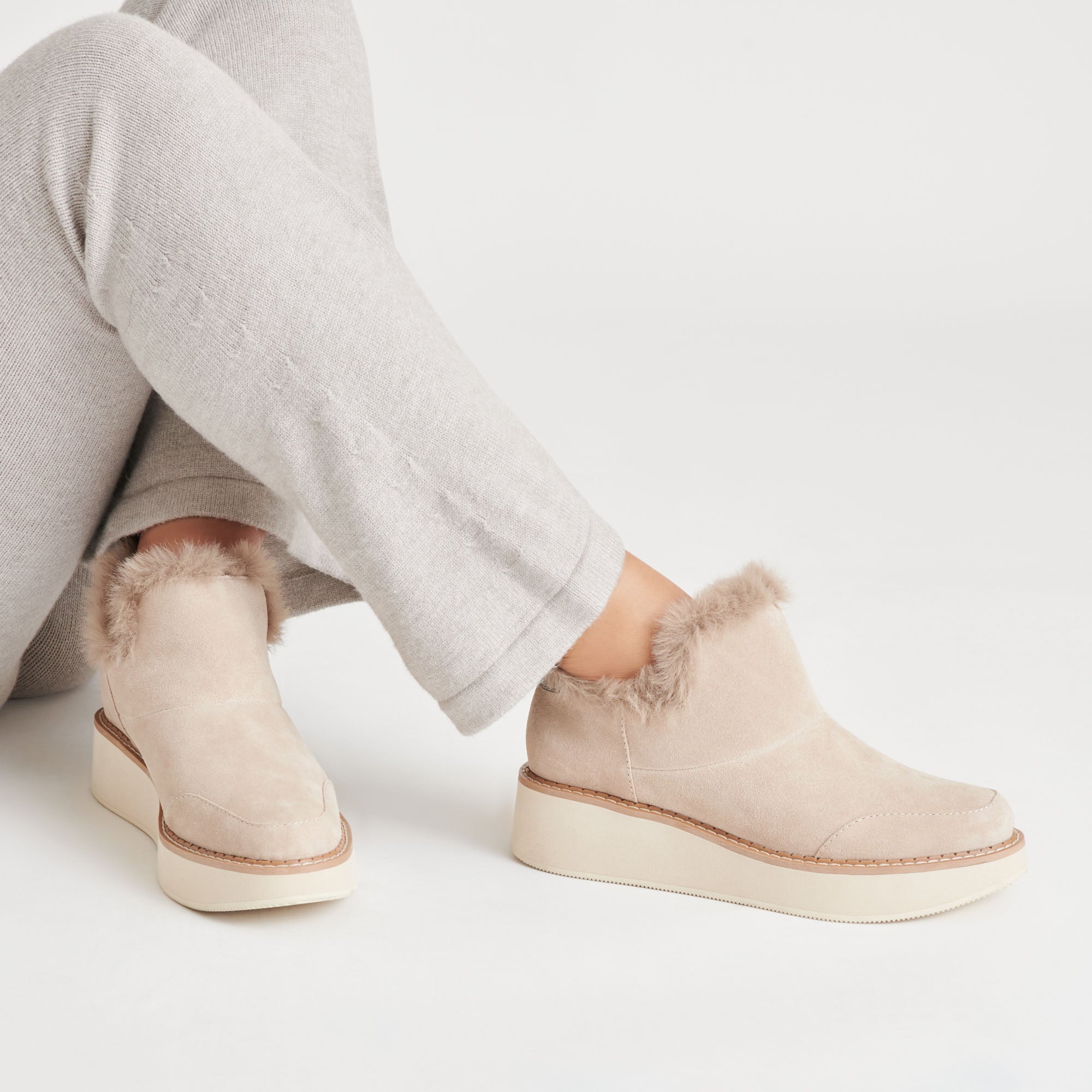DOLCEVITA-SNEAKERS_ARDYPLUSHH2O_TAUPESUEDEH2O_ONFOOT_02-1.jpg