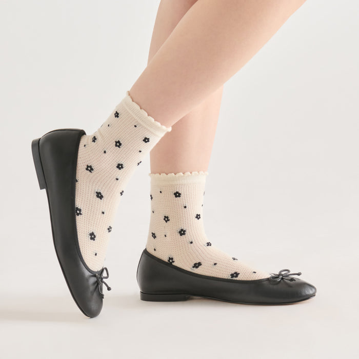 DOLCEVITA-SOCKS_HOISERY_15_b420c94c-cfdf-4efb-9c2b-e3c5d3d605af.jpg