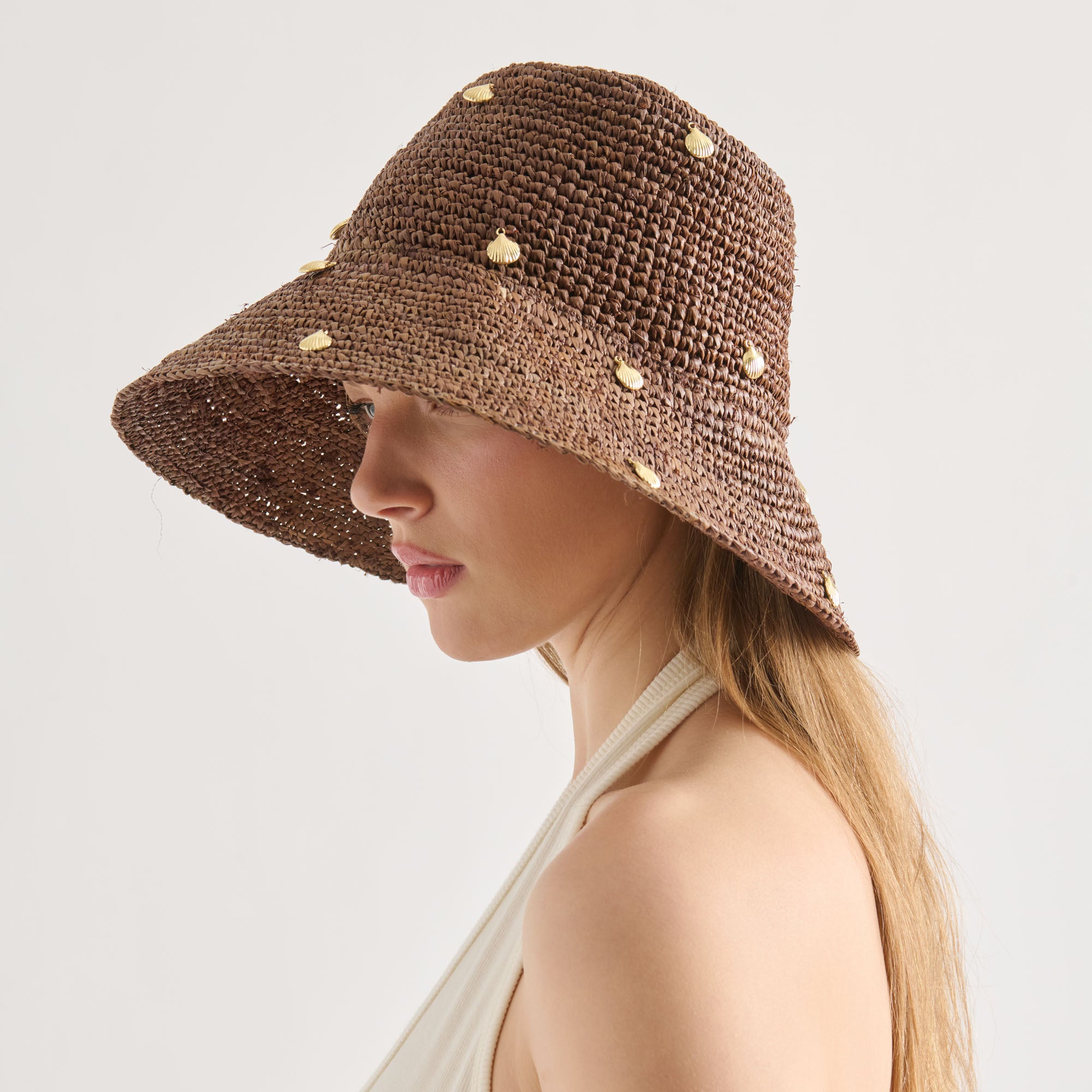 DOLCEVITA-STRAWBUCKETHAT_ALLOVERCHARMS_BROWN_02-1.jpg